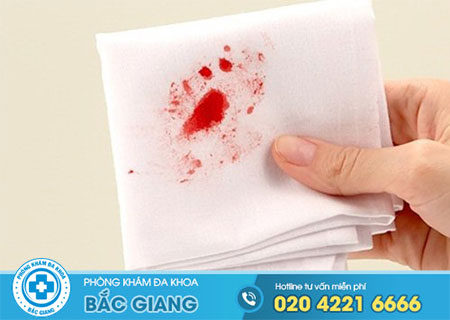 Giải đáp đi ngoài ra máu là bệnh gì?