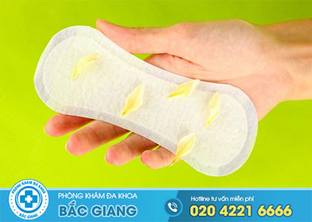 Khí hư đặc và có mùi tanh