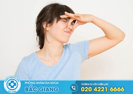Sau sinh dịch âm đạo có mùi hôi có nguy hiểm không?